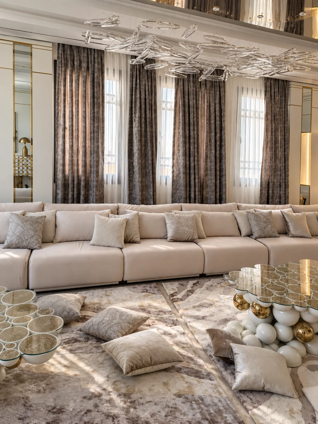 Longo sofá modular e cortinas texturizadas